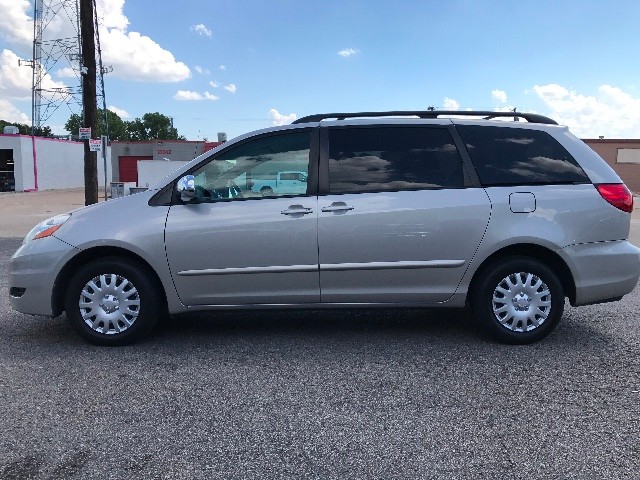 Toyota Sienna Vehicle Full-screen Gallery Image 02