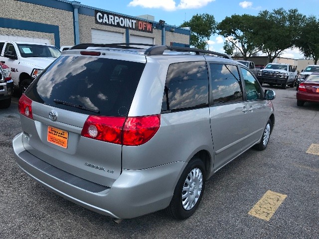 Toyota Sienna Vehicle Full-screen Gallery Image 03