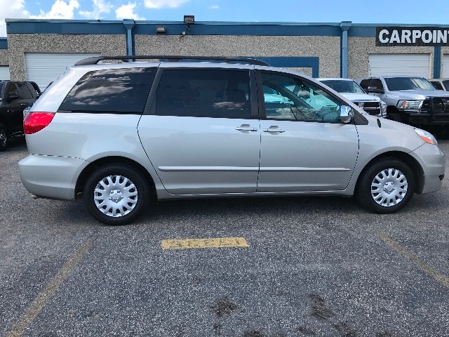 Toyota Sienna Vehicle Full-screen Gallery Image 04