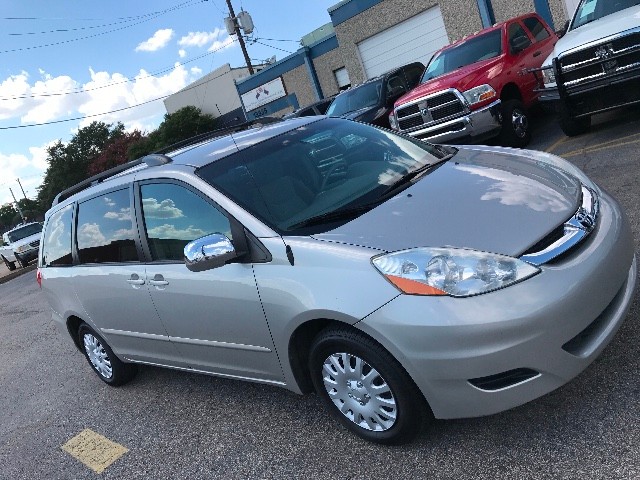 Toyota Sienna Vehicle Full-screen Gallery Image 05