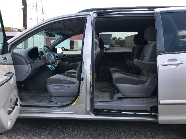 Toyota Sienna Vehicle Full-screen Gallery Image 08