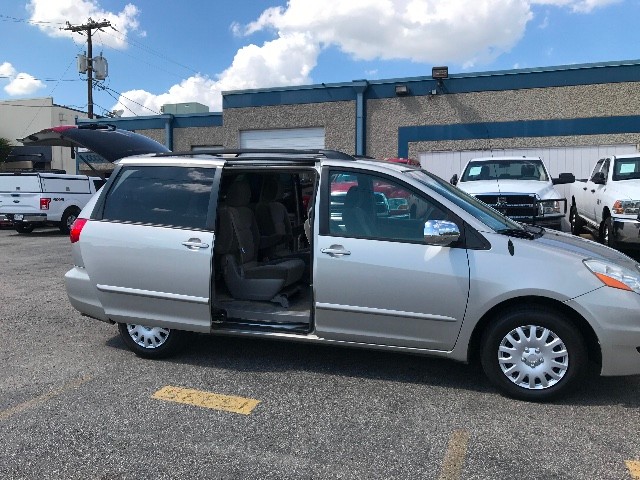 Toyota Sienna Vehicle Full-screen Gallery Image 12