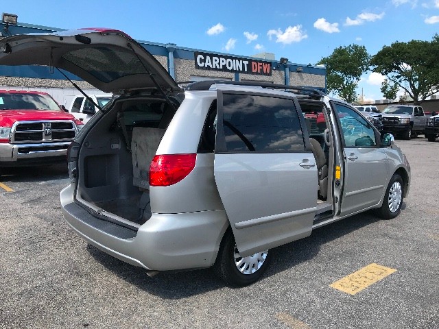 Toyota Sienna Vehicle Full-screen Gallery Image 13
