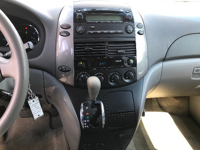 Toyota Sienna Vehicle Full-screen Gallery Image 19