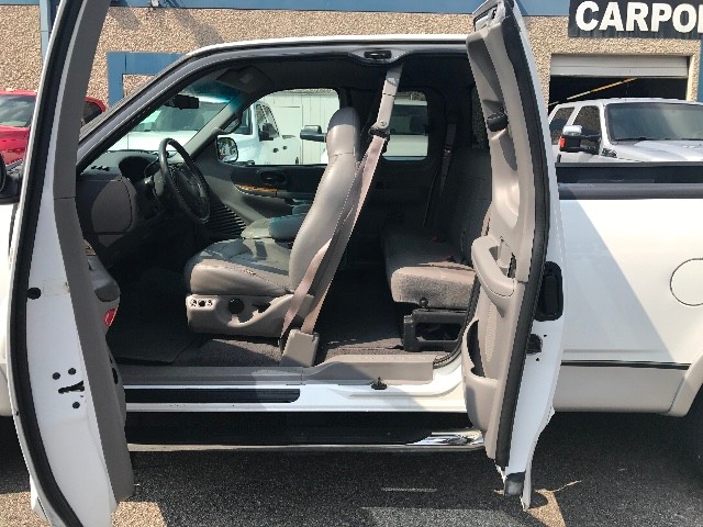 Ford F-150 Vehicle Full-screen Gallery Image 7