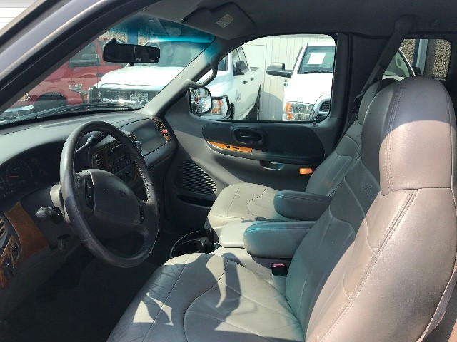 Ford F-150 Vehicle Full-screen Gallery Image 8