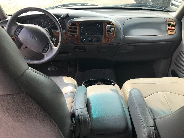 Ford F-150 Vehicle Full-screen Gallery Image 9