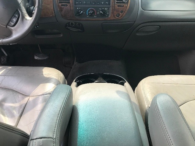 Ford F-150 Vehicle Full-screen Gallery Image 10