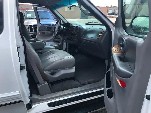 Ford F-150 Vehicle Full-screen Gallery Image 11