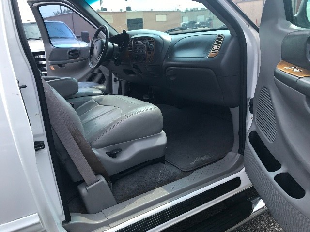 Ford F-150 Vehicle Full-screen Gallery Image 13