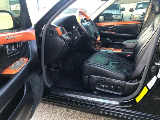 Lexus LS 430 Vehicle Full-screen Gallery Image 09