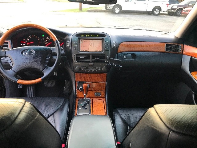 Lexus LS 430 Vehicle Full-screen Gallery Image 11