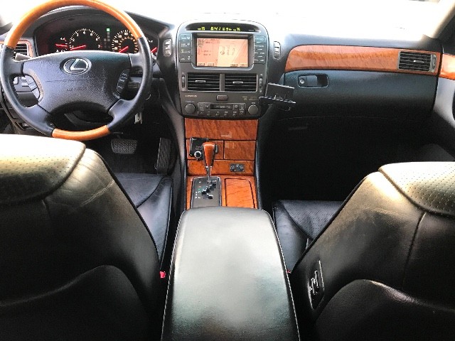 Lexus LS 430 Vehicle Full-screen Gallery Image 12