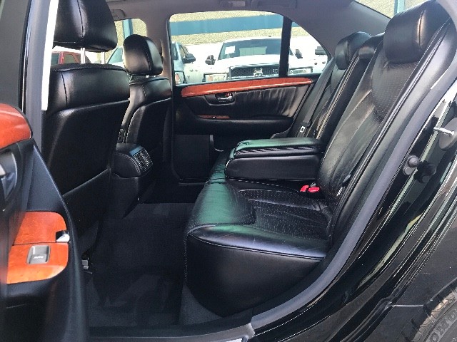 Lexus LS 430 Vehicle Full-screen Gallery Image 13