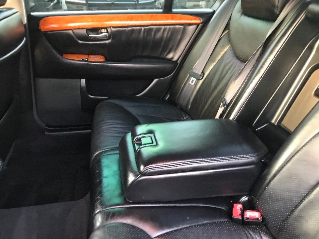 Lexus LS 430 Vehicle Full-screen Gallery Image 14