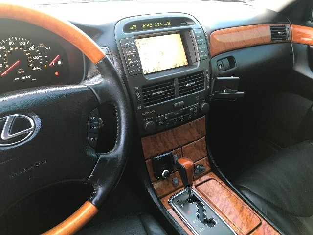 Lexus LS 430 Vehicle Full-screen Gallery Image 17