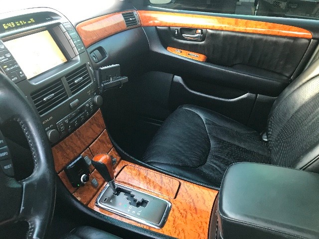 Lexus LS 430 Vehicle Full-screen Gallery Image 18