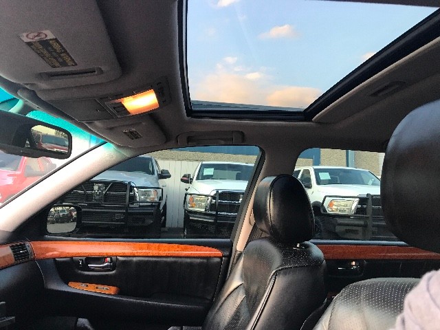 Lexus LS 430 Vehicle Full-screen Gallery Image 19