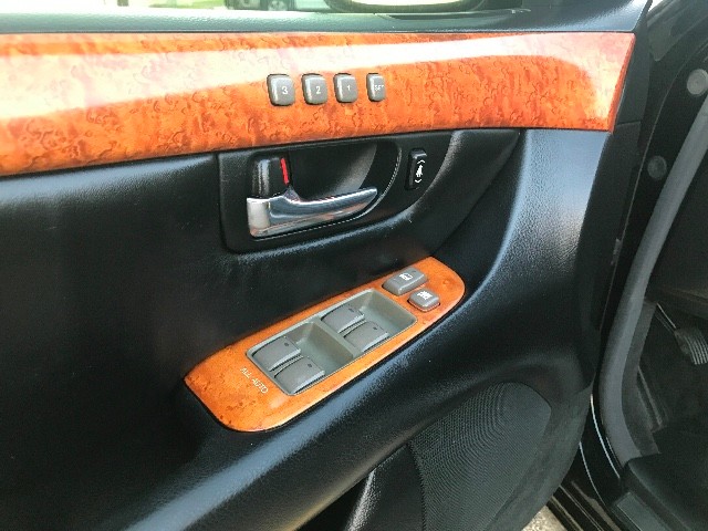 Lexus LS 430 Vehicle Full-screen Gallery Image 20