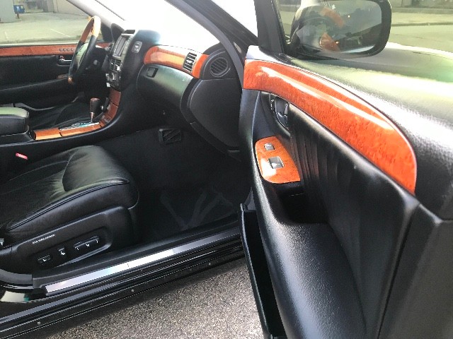 Lexus LS 430 Vehicle Full-screen Gallery Image 22