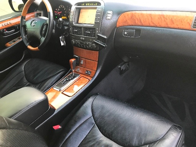 Lexus LS 430 Vehicle Full-screen Gallery Image 23