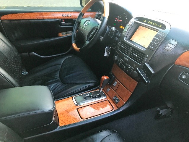 Lexus LS 430 Vehicle Full-screen Gallery Image 24