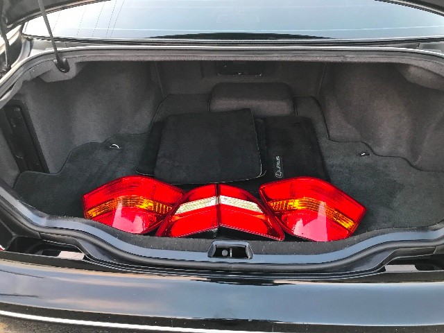 Lexus LS 430 Vehicle Full-screen Gallery Image 25