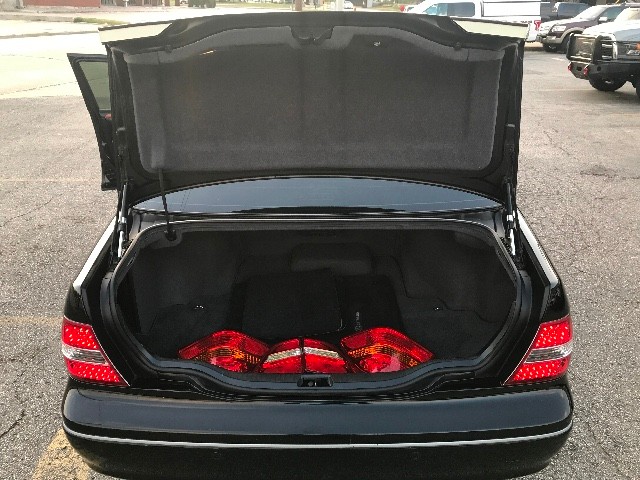 Lexus LS 430 Vehicle Full-screen Gallery Image 27