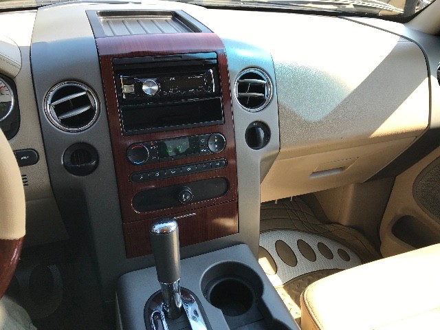 Ford F-150 Vehicle Full-screen Gallery Image 26