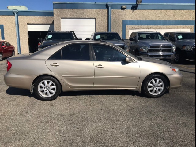 Toyota Camry Vehicle Full-screen Gallery Image 02