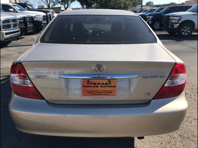 Toyota Camry Vehicle Full-screen Gallery Image 04