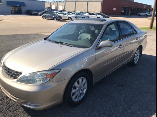 Toyota Camry Vehicle Full-screen Gallery Image 05