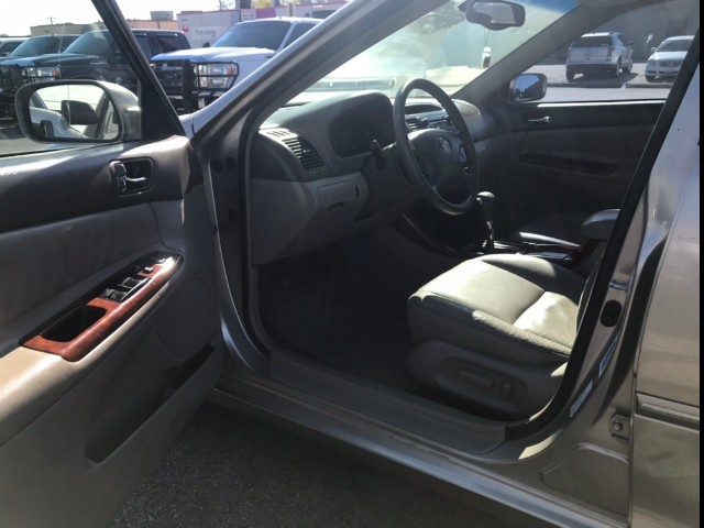 Toyota Camry Vehicle Full-screen Gallery Image 08