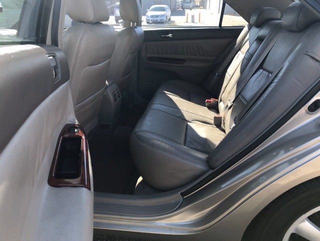 Toyota Camry Vehicle Full-screen Gallery Image 09