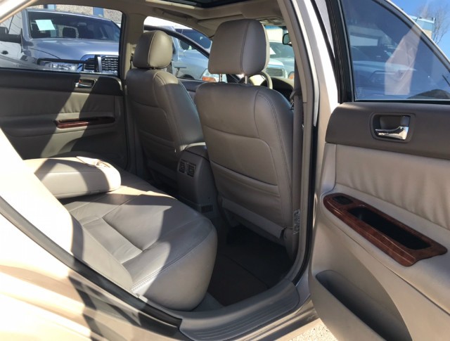 Toyota Camry Vehicle Full-screen Gallery Image 10