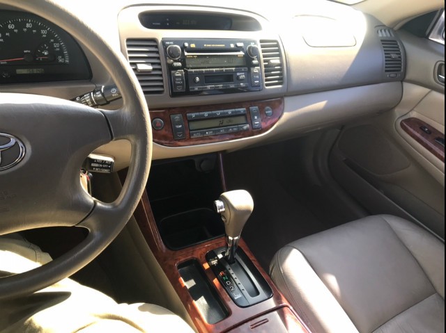 Toyota Camry Vehicle Full-screen Gallery Image 11