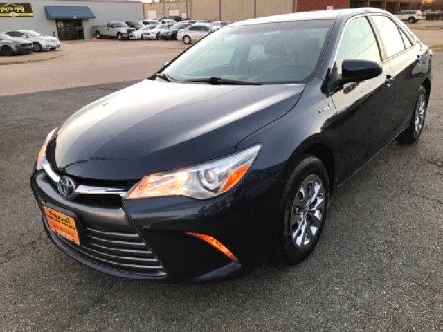 Toyota Camry Hybrid Vehicle Full-screen Gallery Image 03