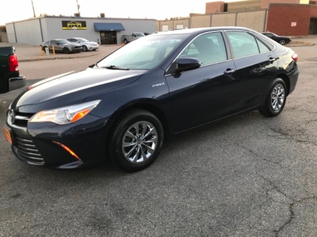 Toyota Camry Hybrid Vehicle Full-screen Gallery Image 04