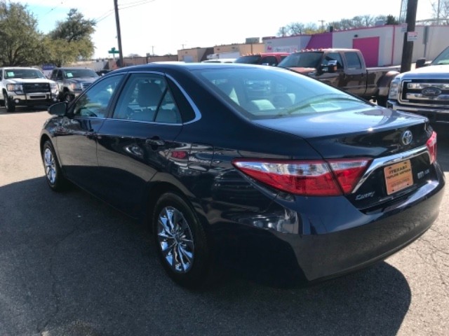 Toyota Camry Hybrid Vehicle Full-screen Gallery Image 05