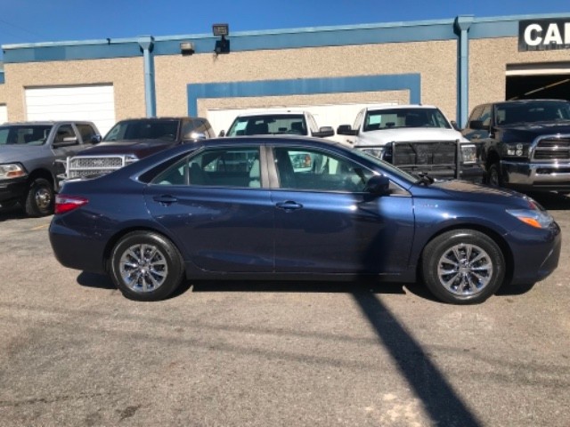 Toyota Camry Hybrid Vehicle Full-screen Gallery Image 06