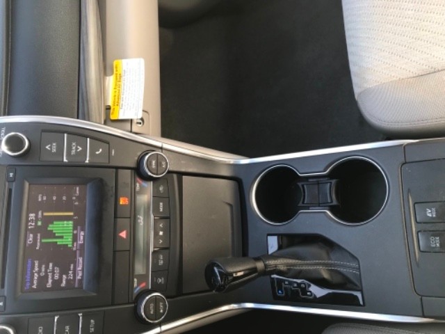 Toyota Camry Hybrid Vehicle Full-screen Gallery Image 07