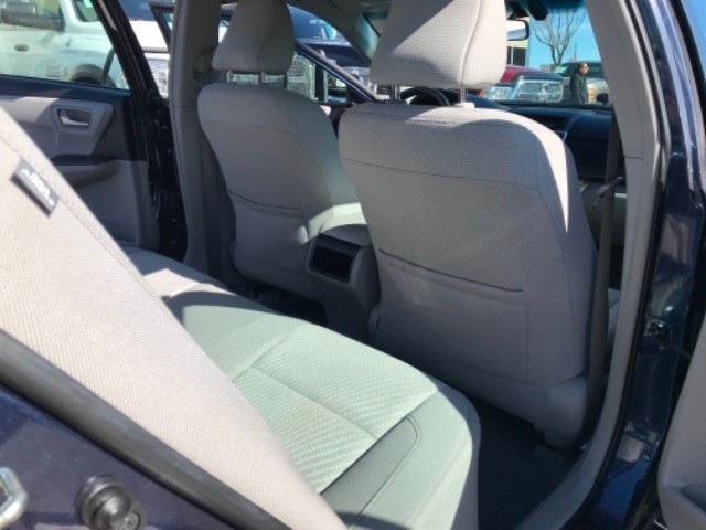 Toyota Camry Hybrid Vehicle Full-screen Gallery Image 09