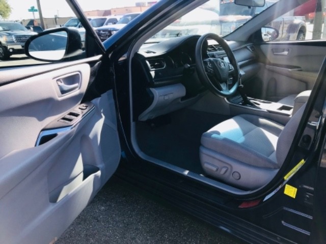 Toyota Camry Hybrid Vehicle Full-screen Gallery Image 10