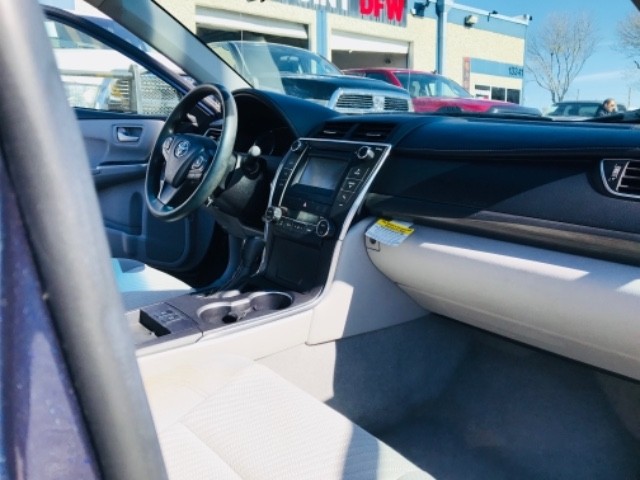 Toyota Camry Hybrid Vehicle Full-screen Gallery Image 11