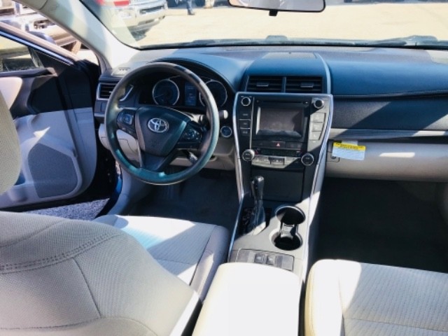 Toyota Camry Hybrid Vehicle Full-screen Gallery Image 12