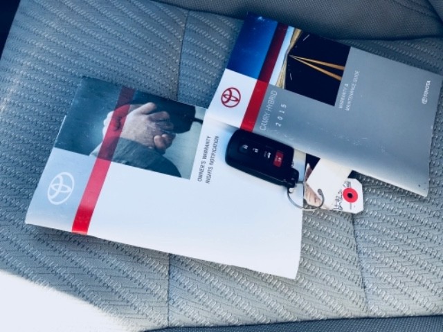 Toyota Camry Hybrid Vehicle Full-screen Gallery Image 13