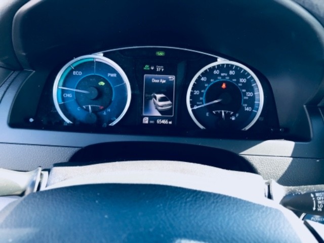 Toyota Camry Hybrid Vehicle Full-screen Gallery Image 14