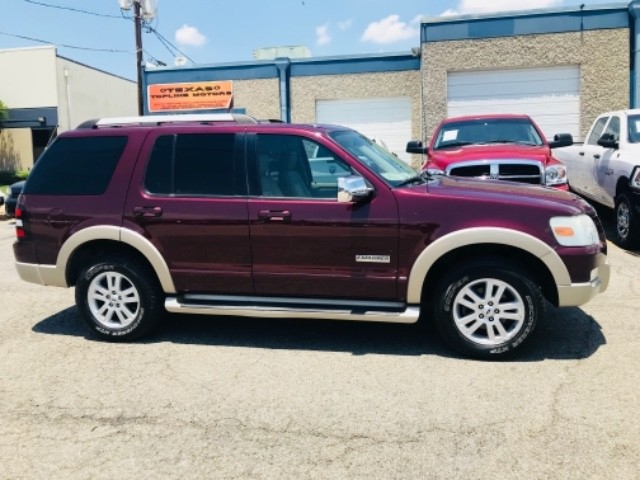 Ford Explorer Vehicle Full-screen Gallery Image 3