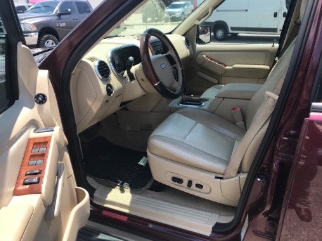 Ford Explorer Vehicle Full-screen Gallery Image 7