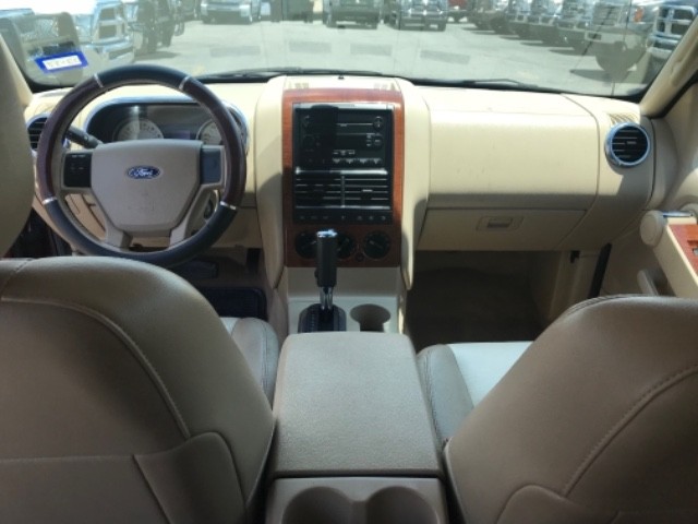 Ford Explorer Vehicle Full-screen Gallery Image 8